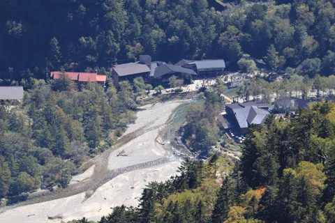 Kamikochi — cầu Kappa, dòng Azusa trong vắt và rặng Alps