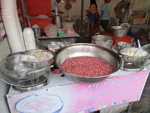Kuliner Halal di Chatuchak Market: Jajanan Wajib Coba