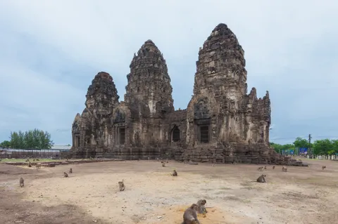 Lopburi 2026 — thành phố khỉ & đền Khmer Prang Sam Yot