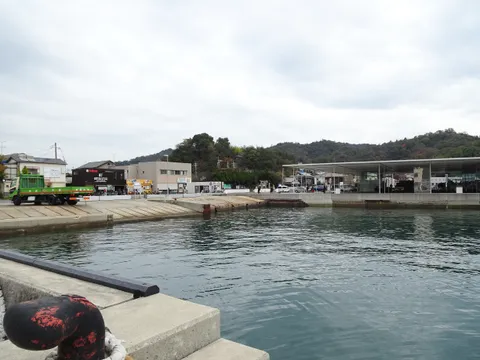 Naoshima — đảo bí ngô Yayoi Kusama & bảo tàng Tadao Ando