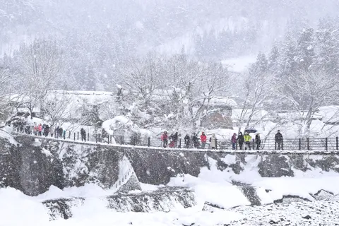 Shirakawa-go — làng mái dốc gassho phủ tuyết, đài Shiroyama